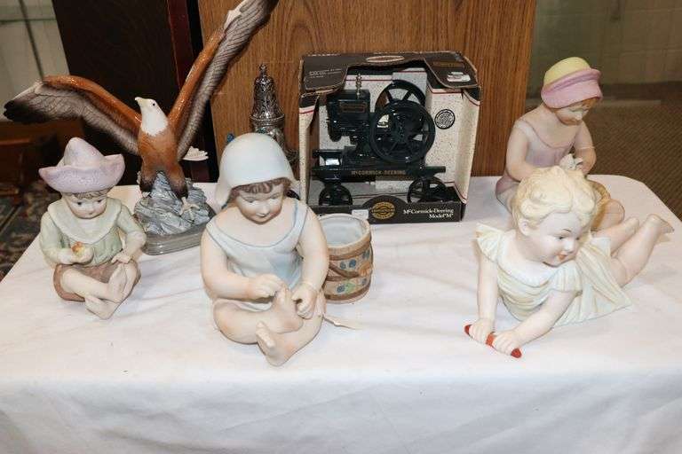 MCCORMIC DEERING ENGINE IN BOX , EAGLE STATUS, DÉCOR STATUTES