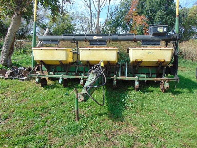JD 7000 6 ROW NARROW PLANTER, DRY FERT, W/ TRASH WHIPS AND BEAN CUPS, 6 ROW CLEANERS AND EXTRA CUPS WITH FANGAURD 2600 MONITOR