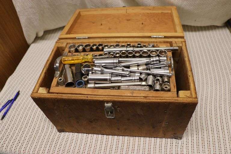 WOOD TOOL BOX WITH SOCKET SET
