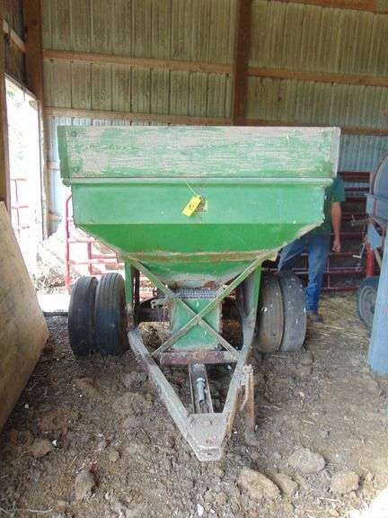 JD 301 FERTILIZER SPREADER