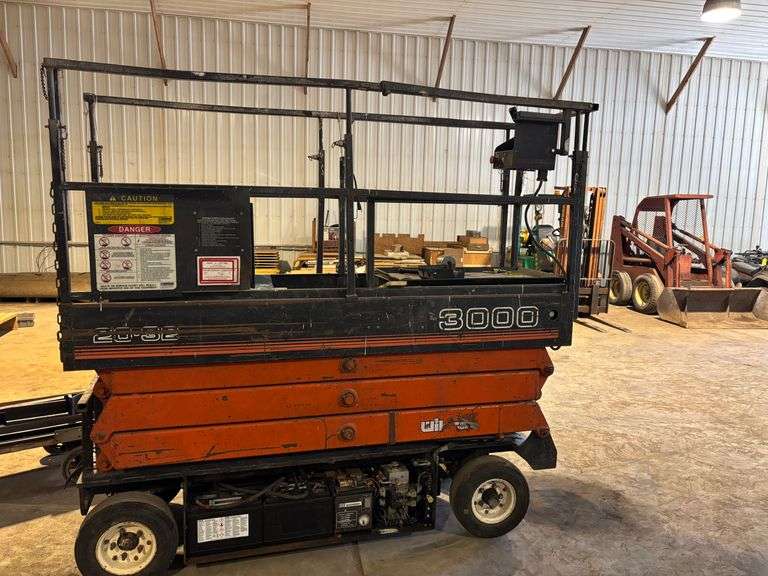 WILDCAT 3000 20-32 SCISSOR LIFT