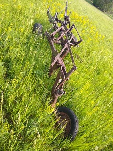 OLDER 3 BOTTOM PLOW, LOCATION LABOLT SD, RYAN 605-467-1599