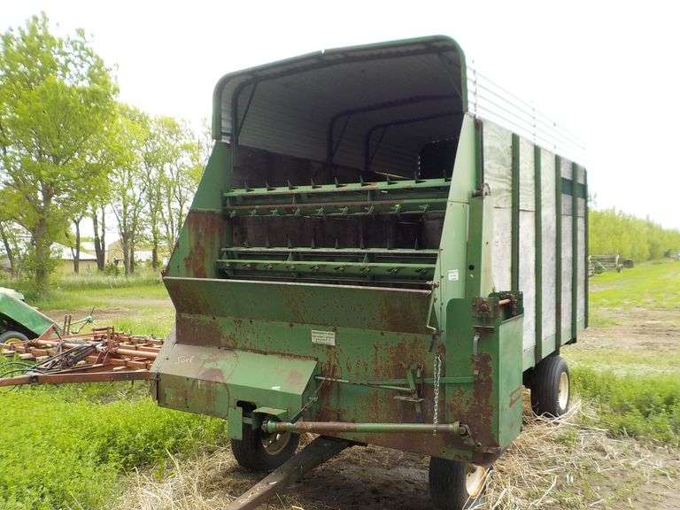 BADGER FORAGE BOX, GOOD CONDITION, RUNNING GEAR NOT INCLUDED, BOX ONLY, LOCATION LABOLT SD, JIM 605-467-1597