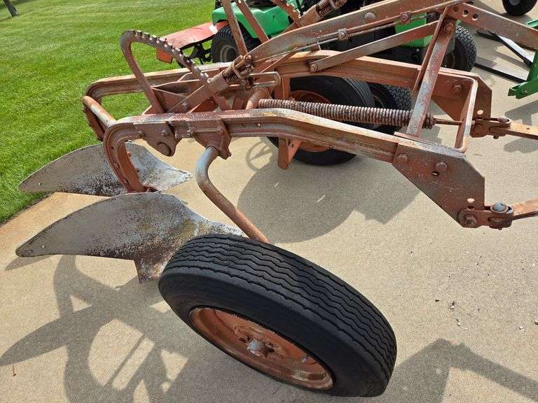 ALLIS CHALMERS 2X14 MOLD BOARD PLOW, GROUND LIFT, BAD TIRE