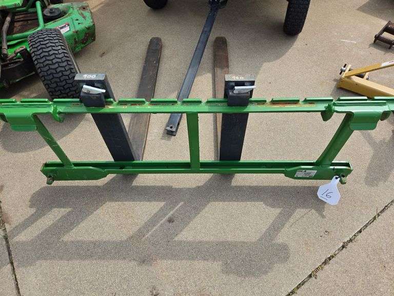 JOHN DEERE PALLET FORKS FOR QUICK TACH LOADER
