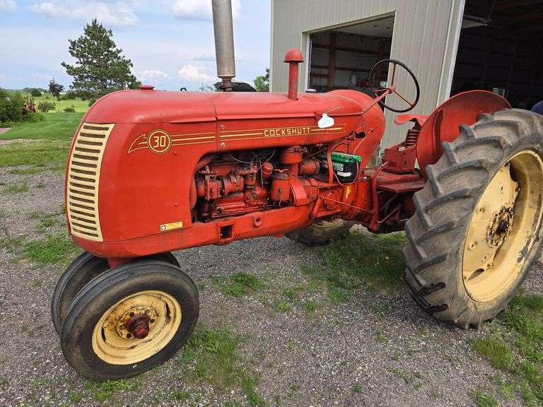 COCKSHUTT "30" GAS TRACTOR, NARROW FRONT, RUNS GOOD, ROUND FENDERS, 1948