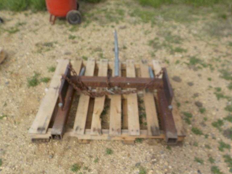 BALE SPEAR FOR ANY LOADER BUCKET, LOCATION STRANDBURG SD, KEVIN 605-237-1306