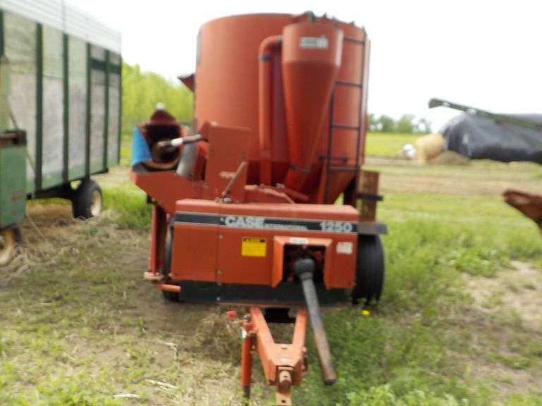 CASE INTERNATIONAL 1250 GRINDER MIXER, NO UPLOADING AUGER, LOCATION LABOLT SD, JIM 605-467-1597