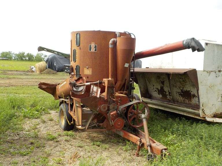 INTERNATIONAL GRINDER MIXER, USED ABOUT 1 YR AGO, NEEDS HANDLE ON UPLOADING AUGER, LOCATION LABOLT SD, JIM 605-467-1597