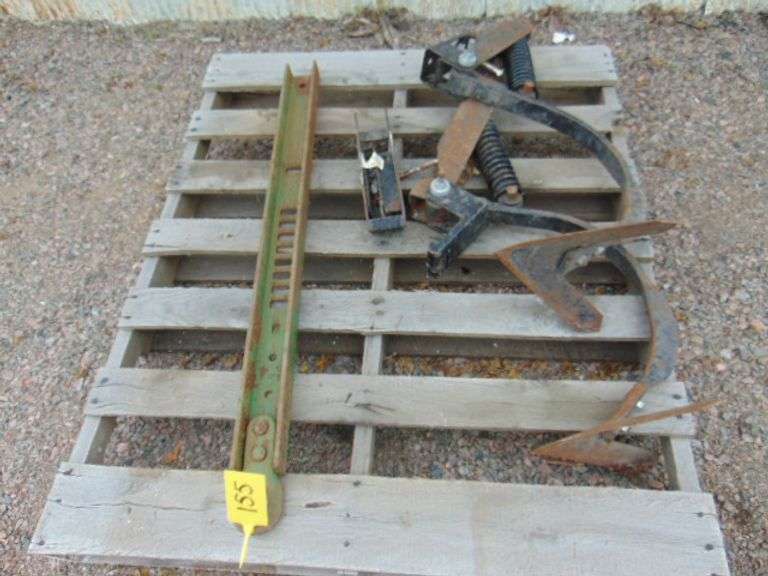 2 DIGGER SHANKS AND HITCH POLE