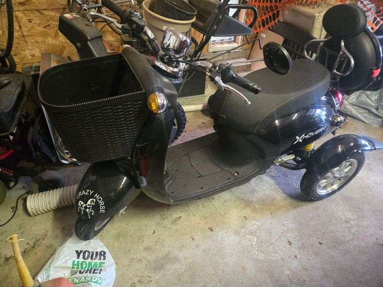 ELECTRIC HOVER I-3 WHEEL SCOOTER WITH CHARGER, BASKET LIGHTS & BLINKERS, ONLY 200 MILES, 5 YEARS OLD, SPICER MN