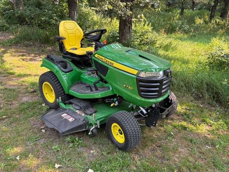 JOHN DEERE X730 54” HIGH CAPACITY DECK. 19.5HRS.  $1,000 CAP BUYERS PREMIUM.