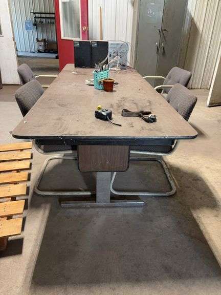 Table chairs, radio