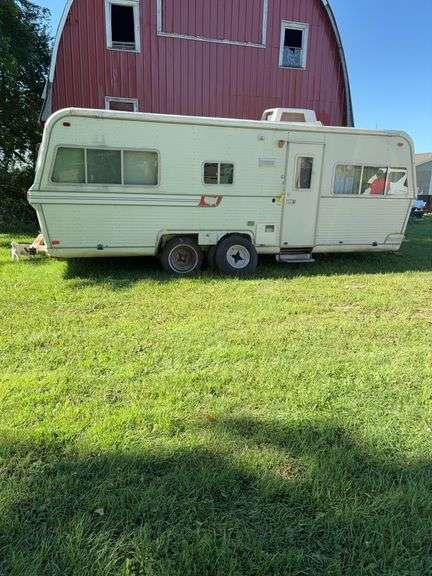 1978 Holiday Ramblette 13’ Trailer sleeps 4 kitchen bathroom and air conditioning needs charging refrigerator doesn’t work