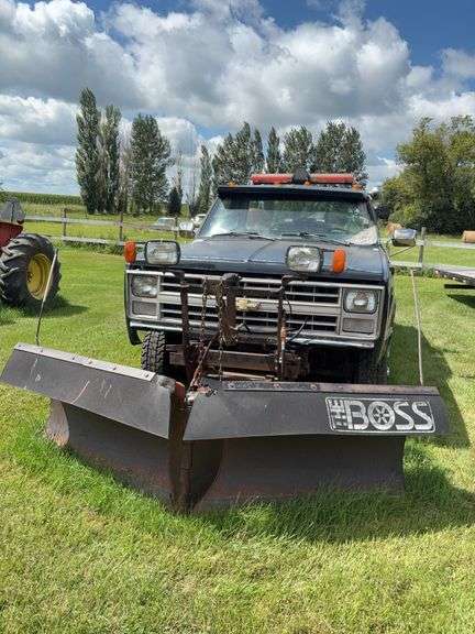 1988 Chevy Scottsdale 30 dually Wrecker with by directional Snow plow, 4 x 4 350 V8