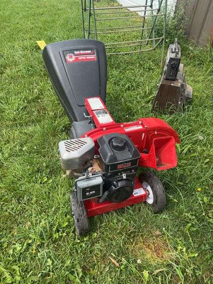 YARD MACHINE CHIPPER, SHREDDER, 8.25HP BRIGGS.